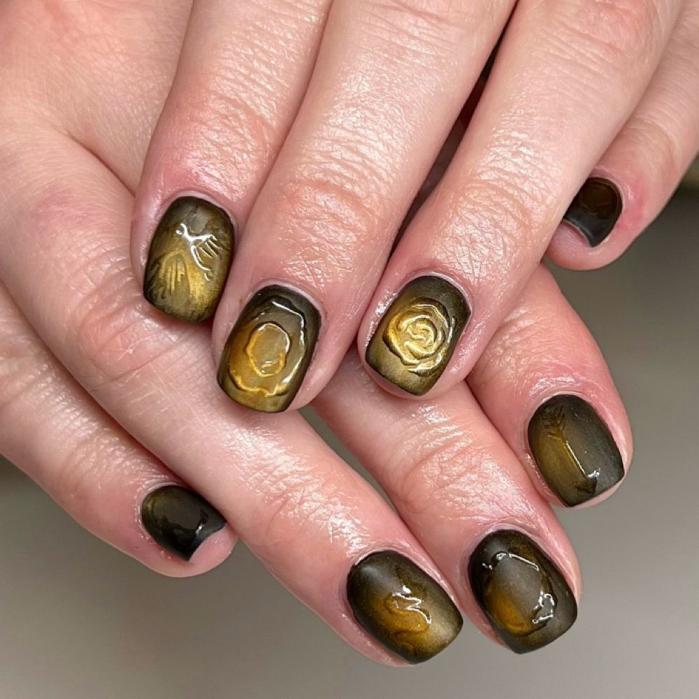 Gold cat-eye nails